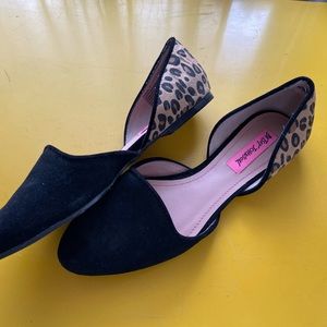 Women’s Betsey Johnson leopard/ black suede flat 7